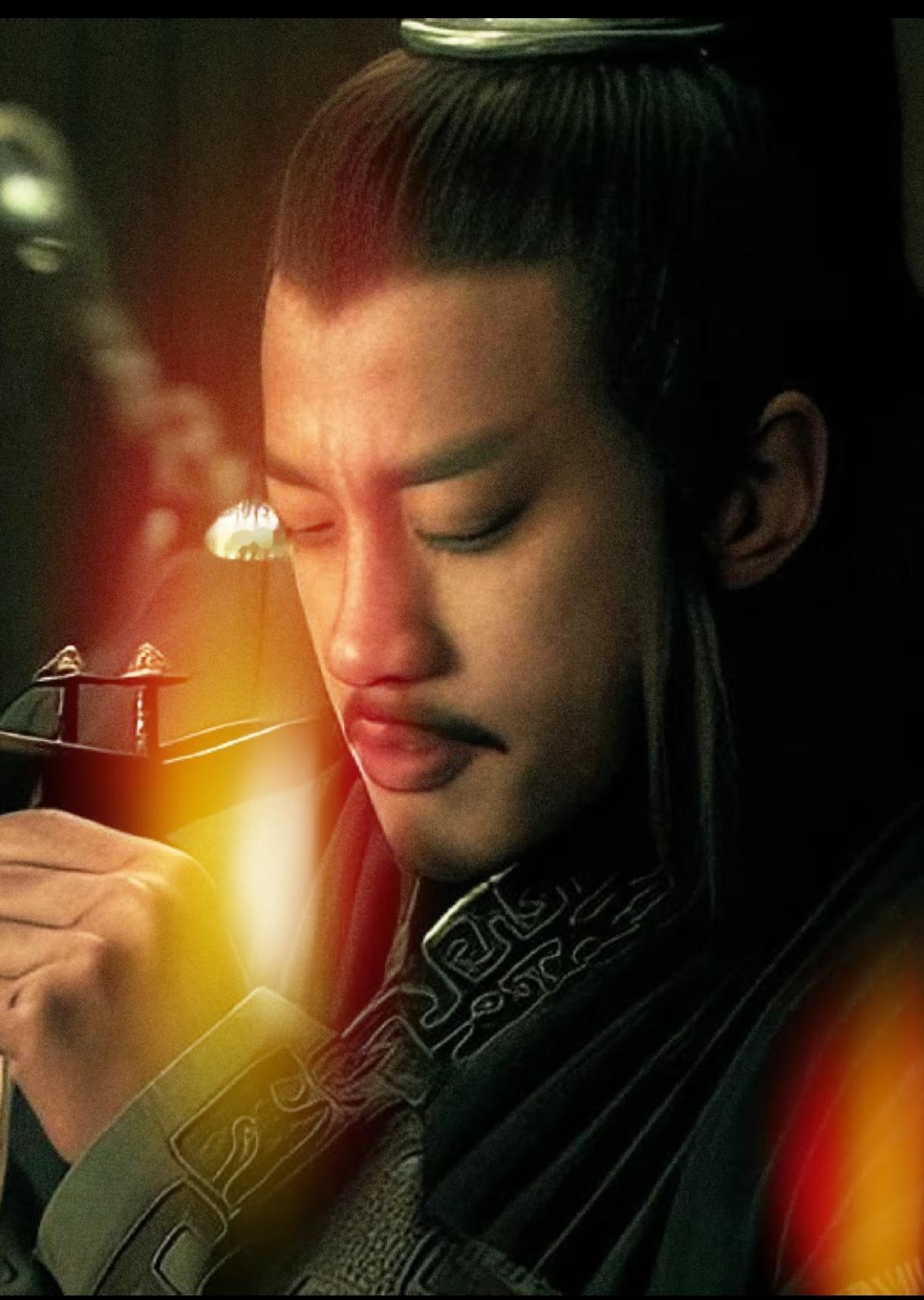 公元前206年，鸿门。项羽的军帐里摆着酒宴，但气氛比战场还紧张。刘邦坐在客位上，