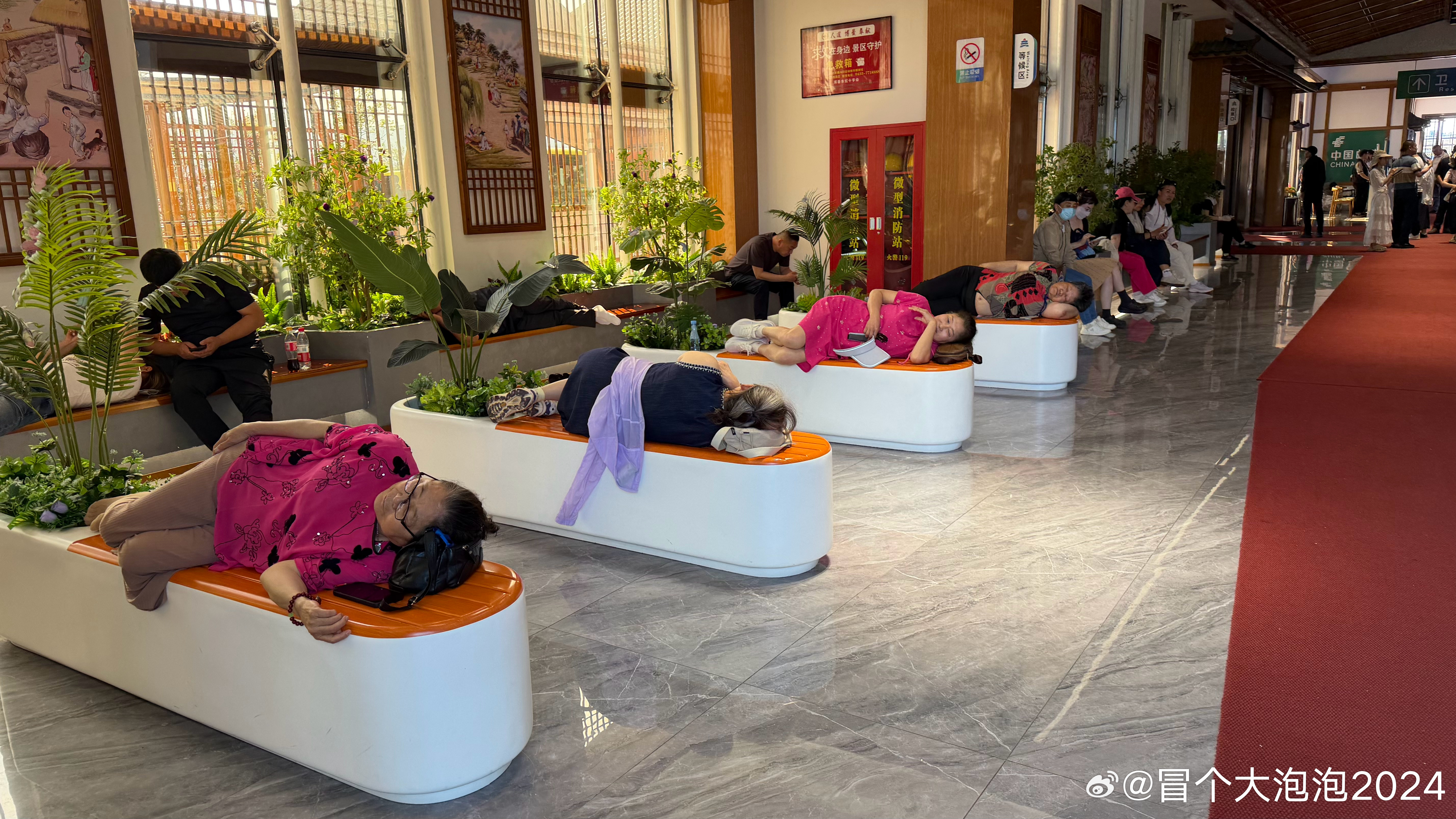 昨天在游客中心偶遇四尊睡佛，第四尊卧姿最标准。不文明现象随手拍