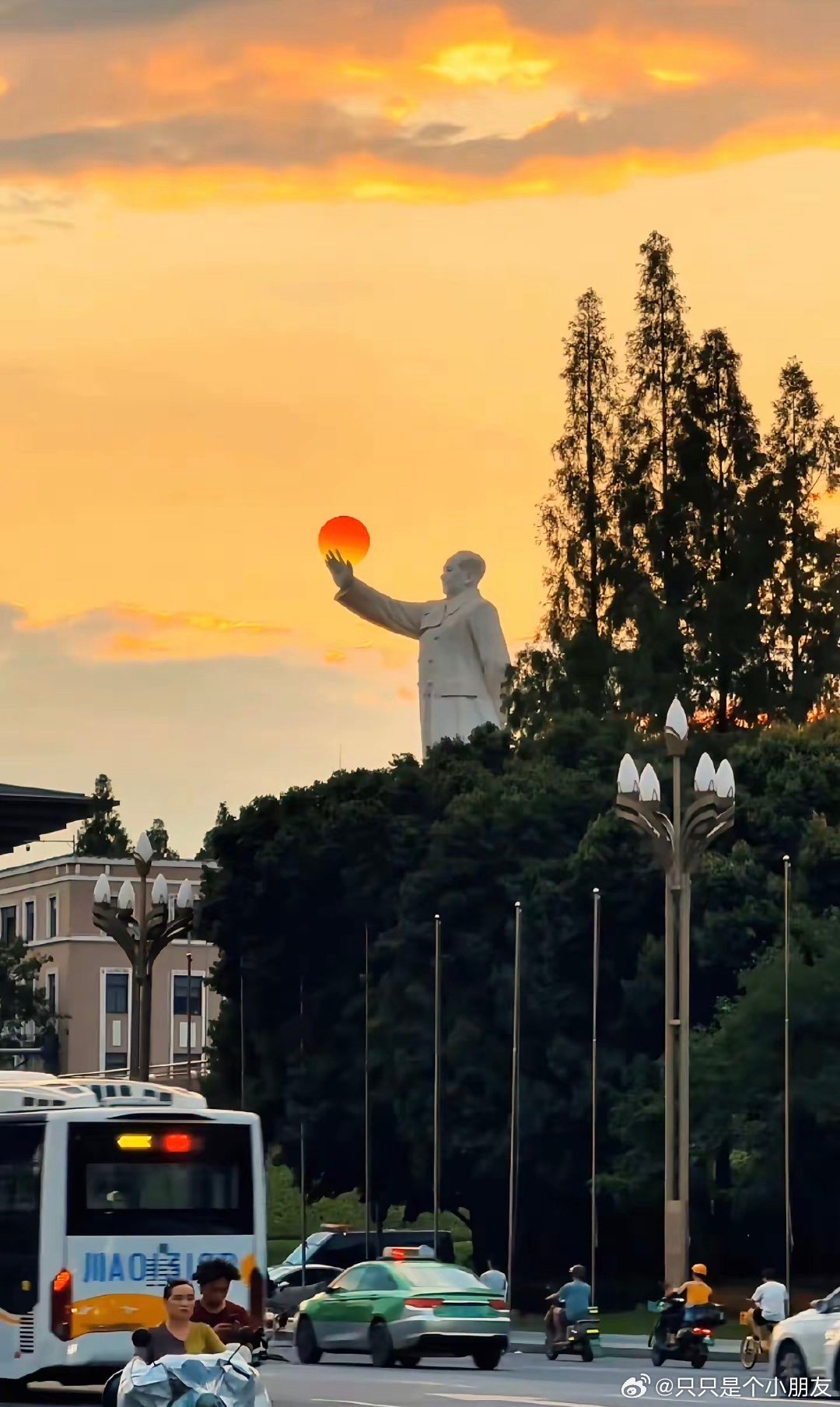 东方红，太阳升。当太阳升起的时候，就不再需要什么灯塔。[手指比心][手指比心] 