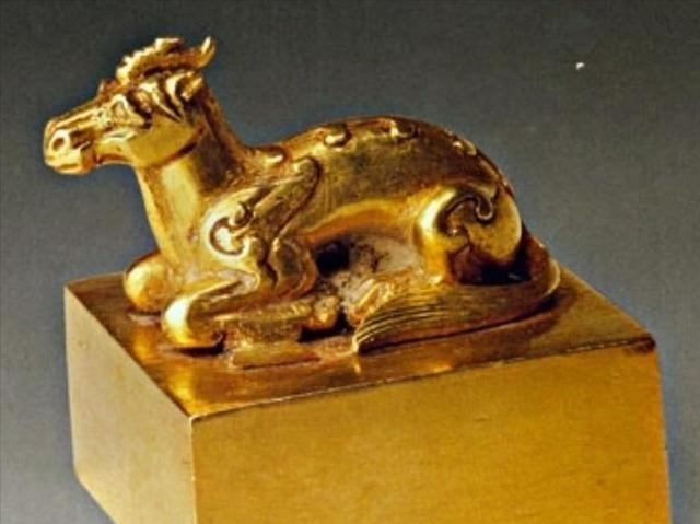 1993年，郭新科在墓中将一颗800克的皇后金印吞入腹中，回家后，他喝下一大壶 