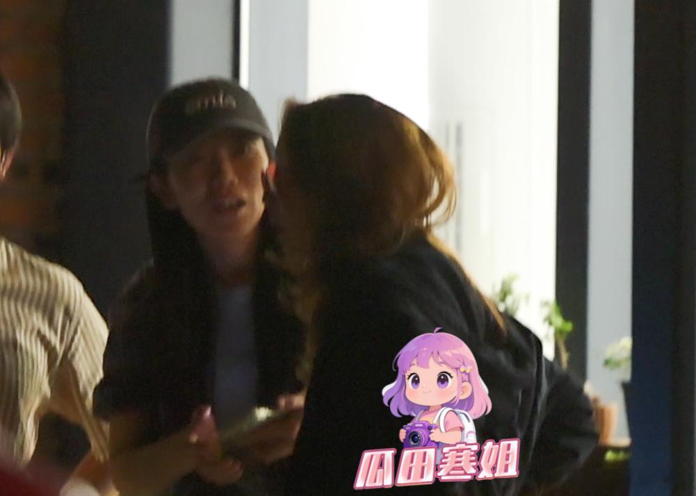 谁能看出郑秀文53岁了 郑秀文这状态哪像53岁的人啊。当天深夜，她现身工作室工作