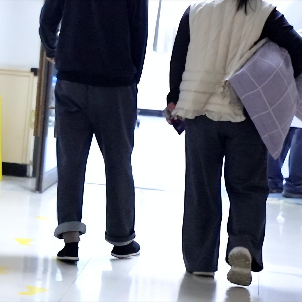 偏瘫康复记住3点，越练越顺
第一，上肢不练曲，要练伸
偏瘫后，上肢屈肌张力容易过