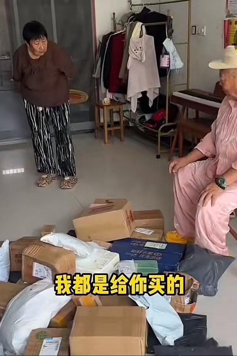 80岁老人学会网购，购买美女睡衣破洞裤，马桶水杯，真的是跟的上潮流的步伐。

让