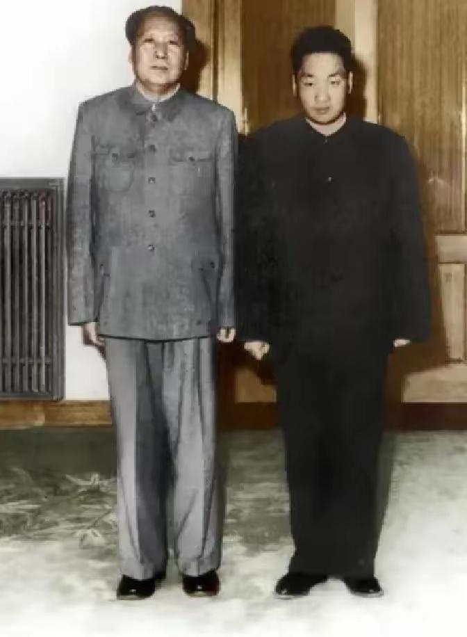 这是1962年毛主席与唯一幸存的儿子毛岸青合影，毛主席曾对身边的卫士长和秘书谈过