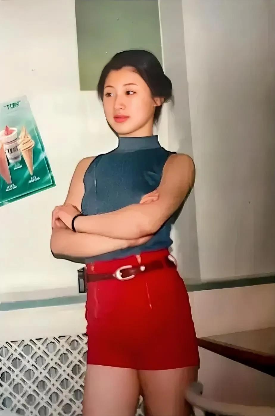 1996年，一名上海的大学生，留下的一张老照片，镜头中的她面容姣好，红润的面颊，