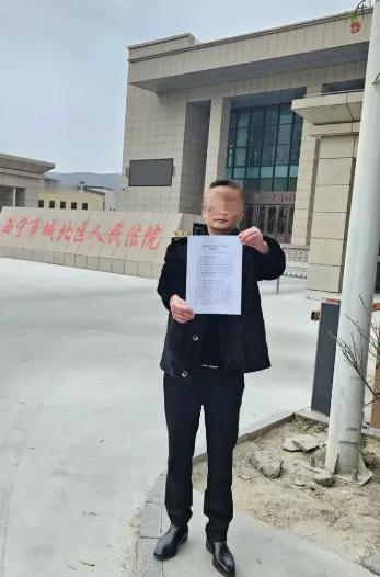 厕所没监控，打完就说是摔的！三年前，西宁彭家寨派出所里，孙先生因为替被民警责骂的