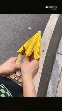 不懂就问，现在的手机不都防水的吗？还要什么小雨伞。