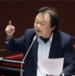 王世坚真的没出息。
他本来靠着之前的流量，收获的不少粉丝，让不少大陆网友对他印象