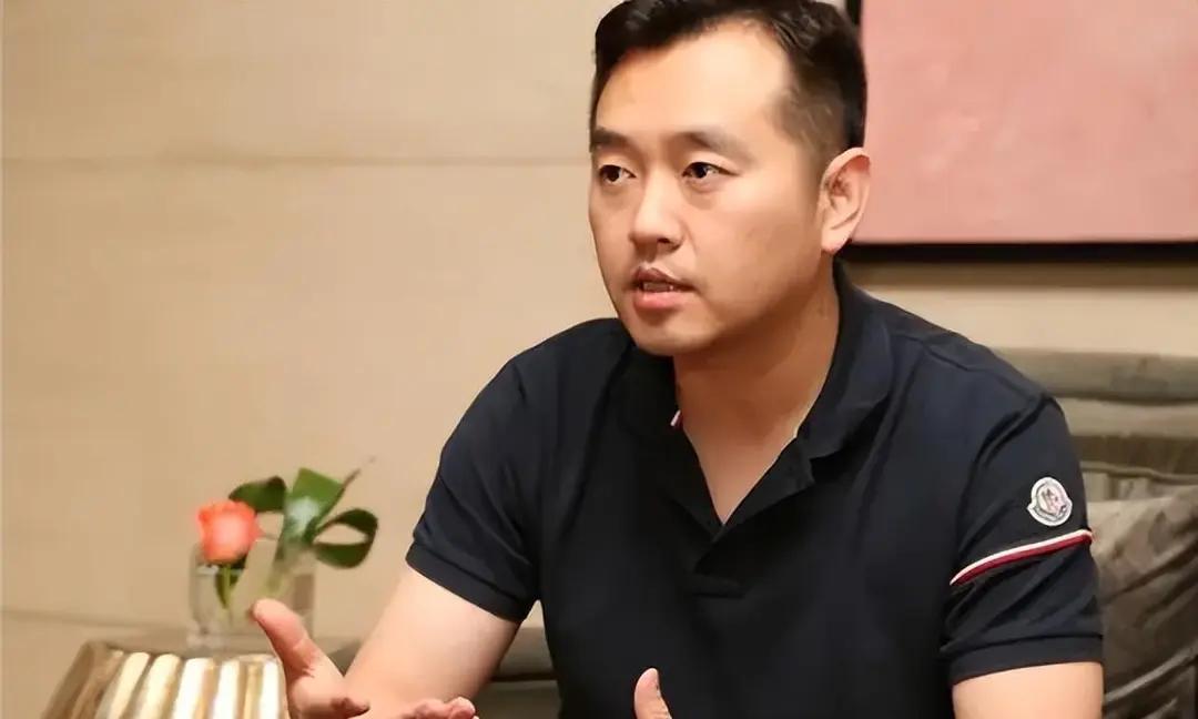2002年，世界冠军的孔令辉与籍籍无名的马苏恋爱。大家一致不看好两人，但孔父却一