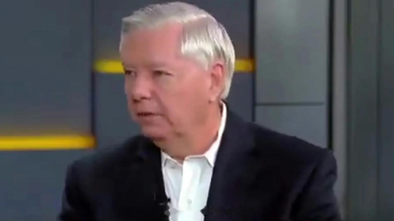 美国参议员林赛·格雷厄姆表示，我已经呼吁六个月了，打击伊朗，他们有油田，从太空中