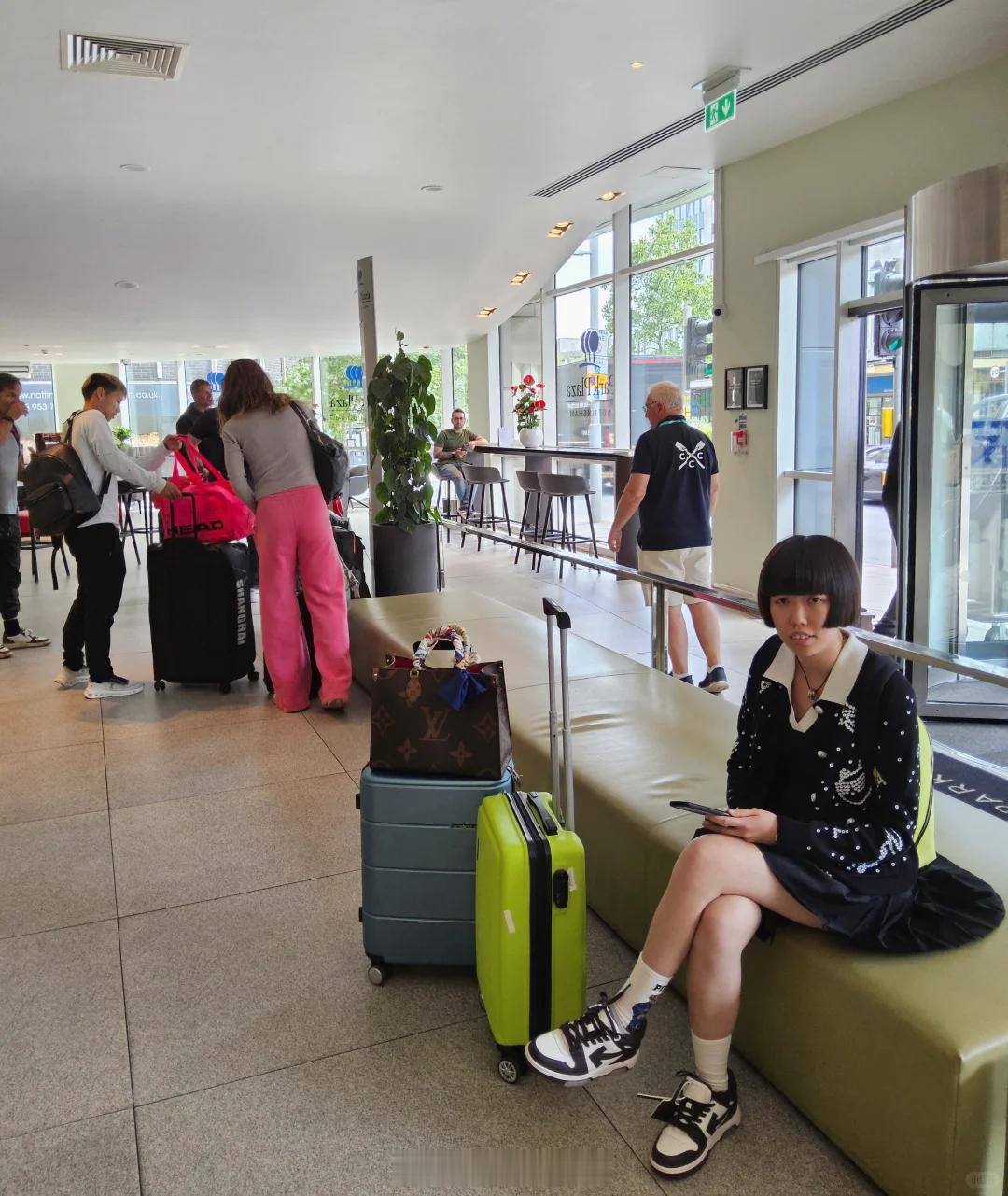 【网友在诺丁汉酒店偶遇郑钦文】“来诺丁汉玩，入住酒店的时候，正好郑钦文和她的教练