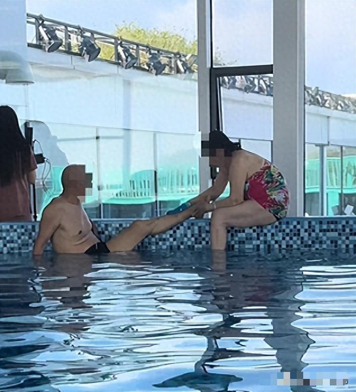 4月28日，河北秦皇岛一网友在社交平台发帖反映，有人在温泉泳池搓澡，看完让人哭笑