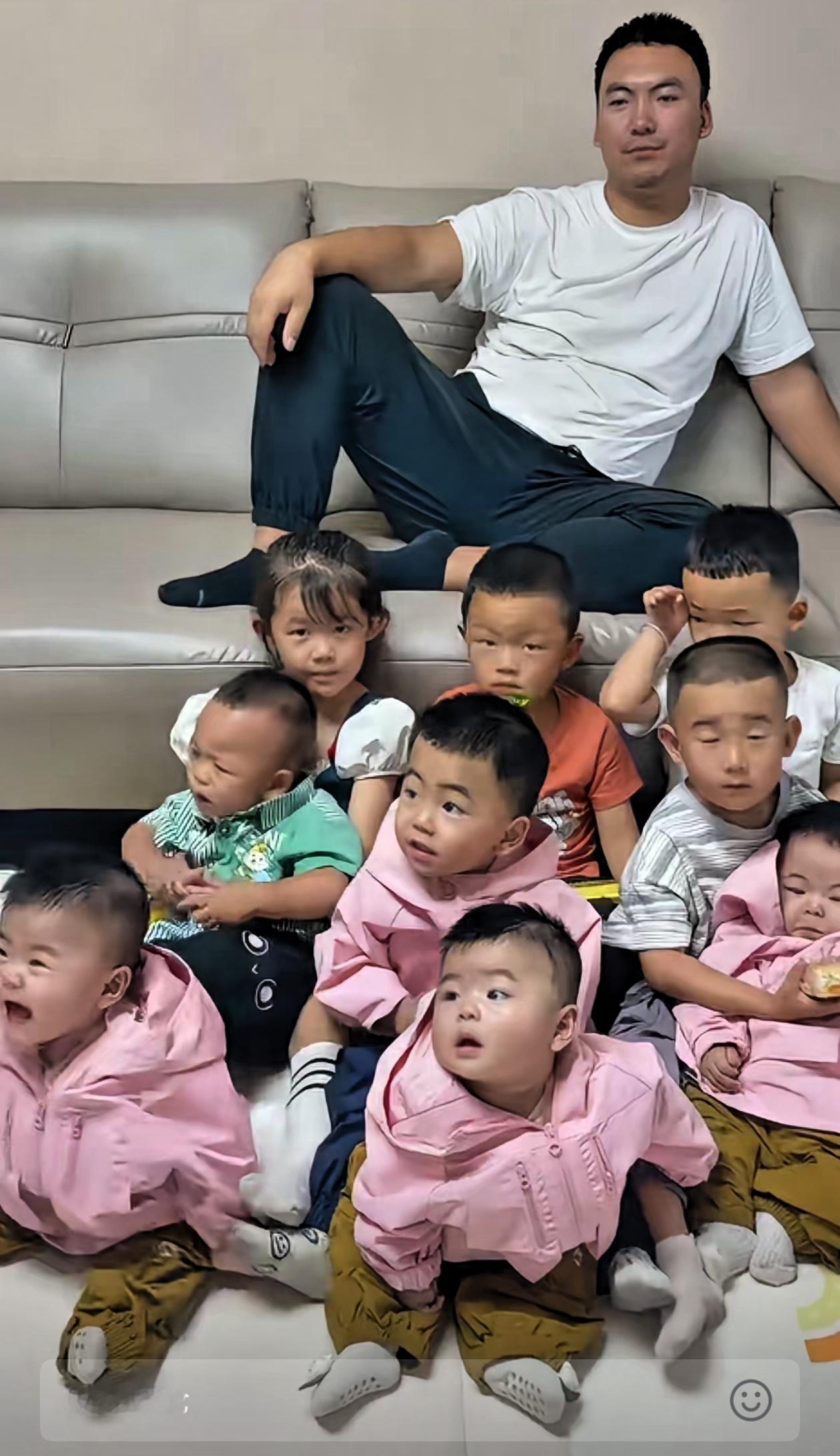 刷到该该照片为其庆幸，这对夫妇三胎生了九个孩子，也就是说女人每次怀孕是三胞胎，在