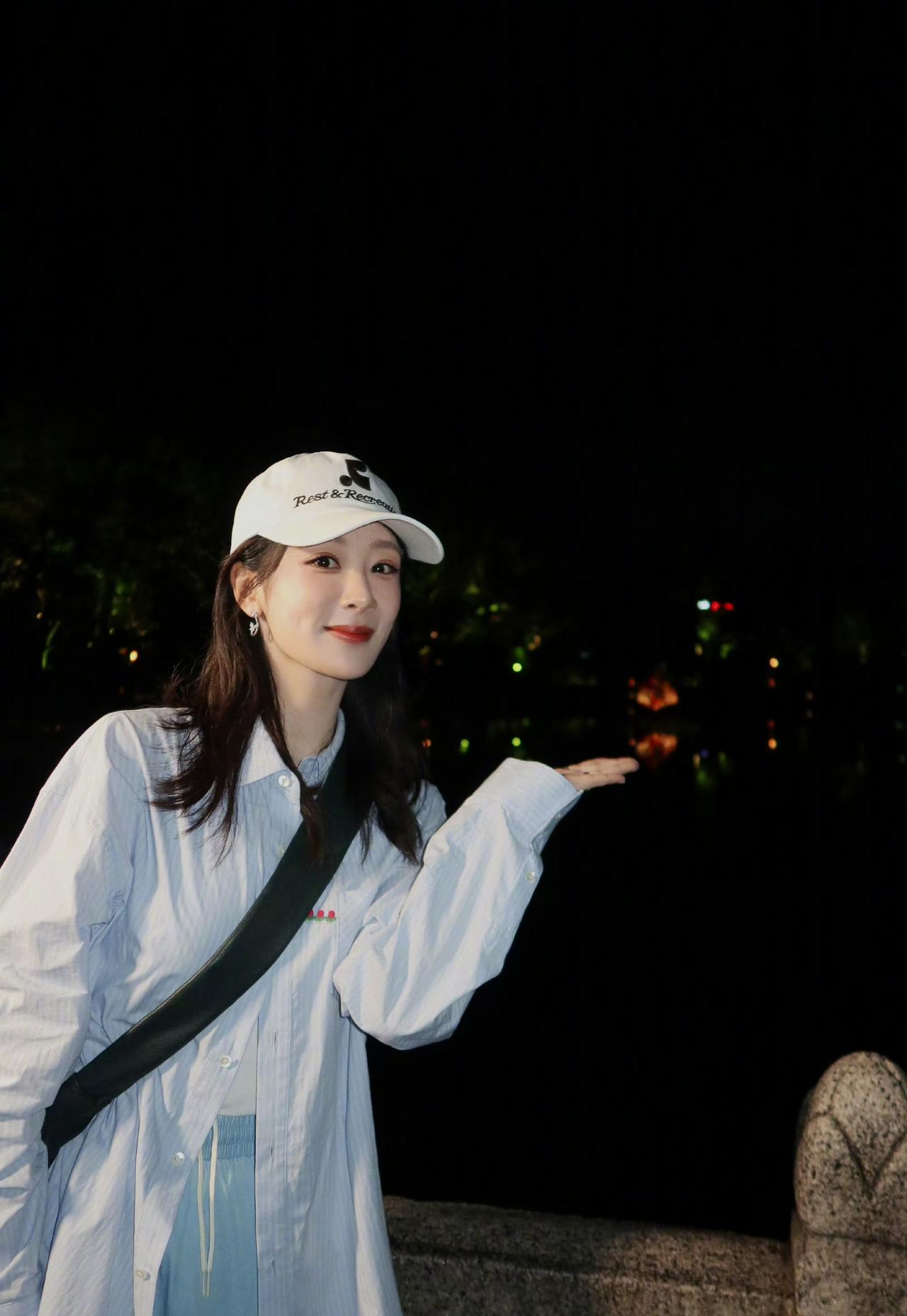 杨紫晒美照
白衬衫穿搭真好看
松弛休闲又舒适
棒球帽的搭配
让整个穿搭变得更减龄