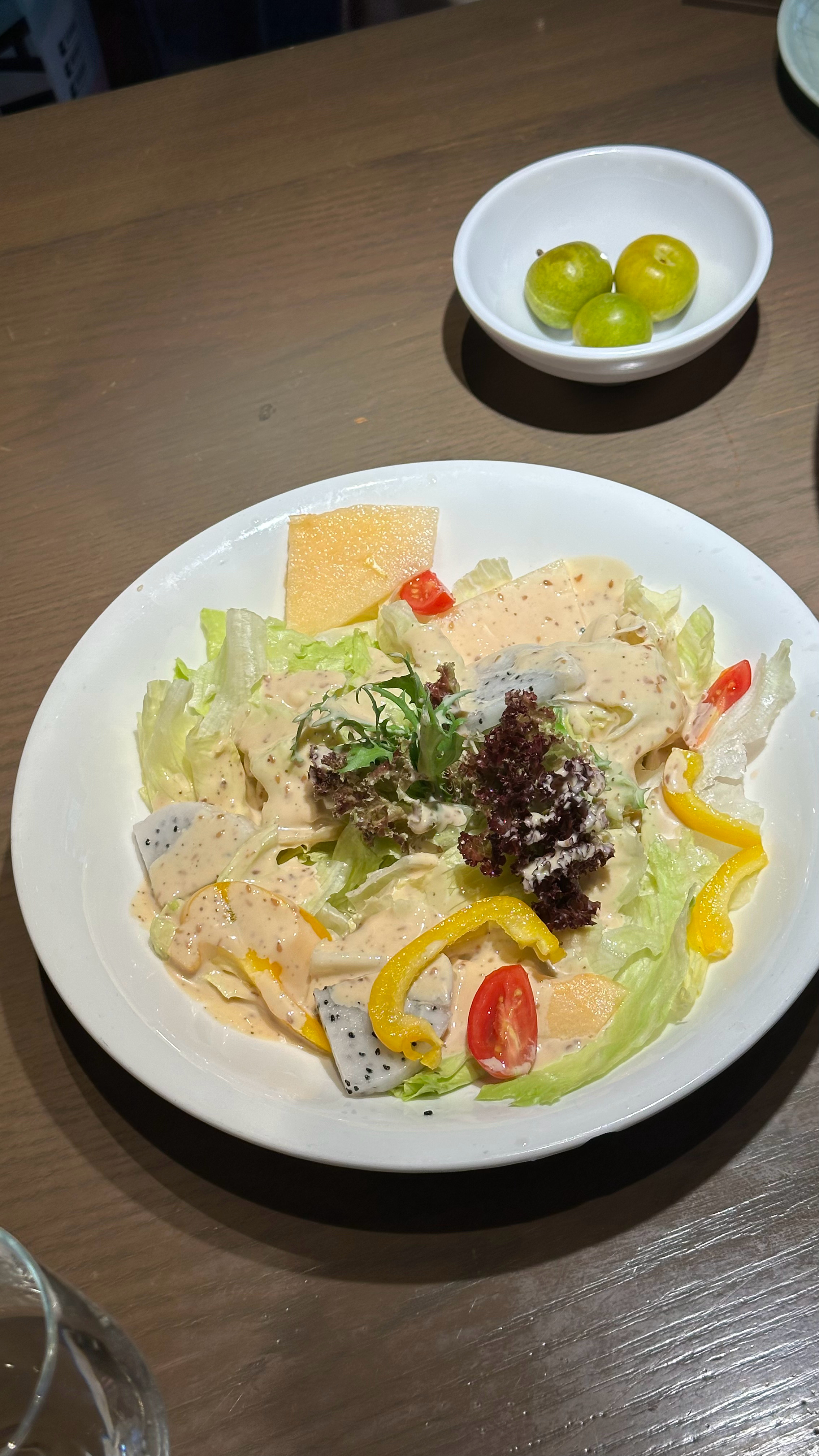 下班，老妞安排冰镇葡萄酒开胃，酸菜鱼下饭。 成都