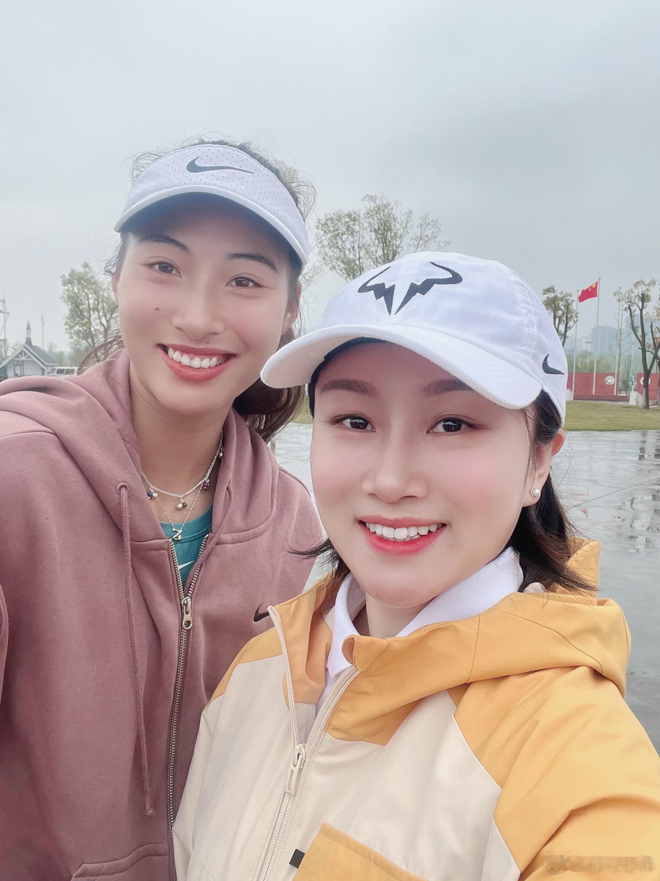 可爱！长沙美女球迷李欢成功追星中国网球一姐郑钦文，甜美合影，让人羡慕！还带着我拍