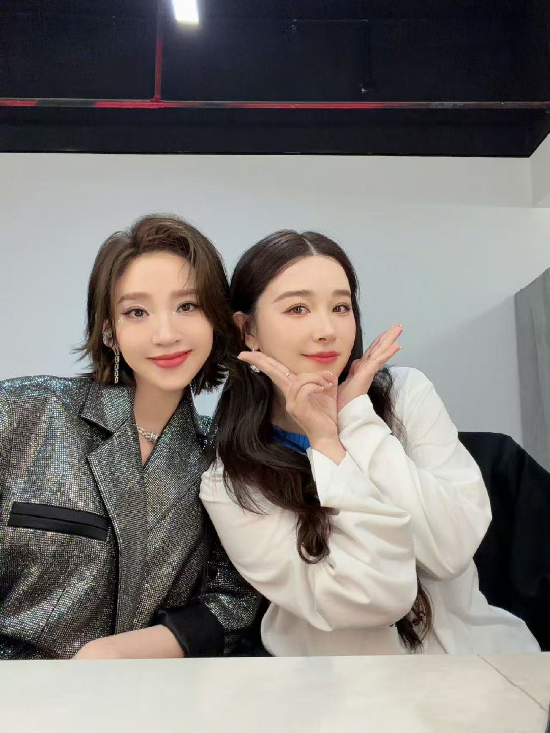 唐艺昕阚清子比心合照阚清子唐艺昕互动哇！是合照啊！期待一个姐姐们的合作舞台吧！ 