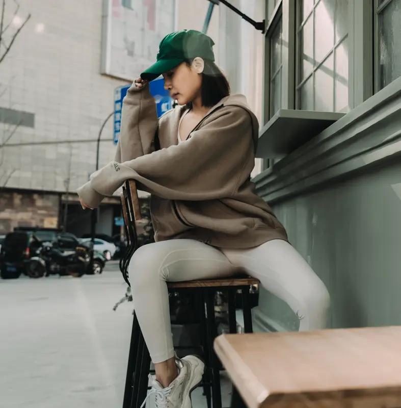 穿瑜伽裤上班,到底应不应该? 穿瑜伽裤上班，这事儿还挺有争议。从舒适角度讲，瑜伽