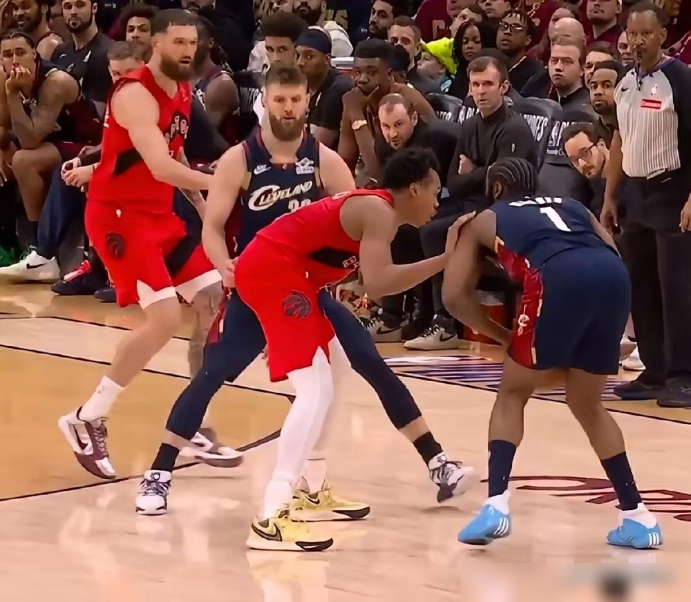 哈登一个人在三分线外造的犯规，比库里、利拉德、雷阿伦、克莱四个加起来都多。
翻