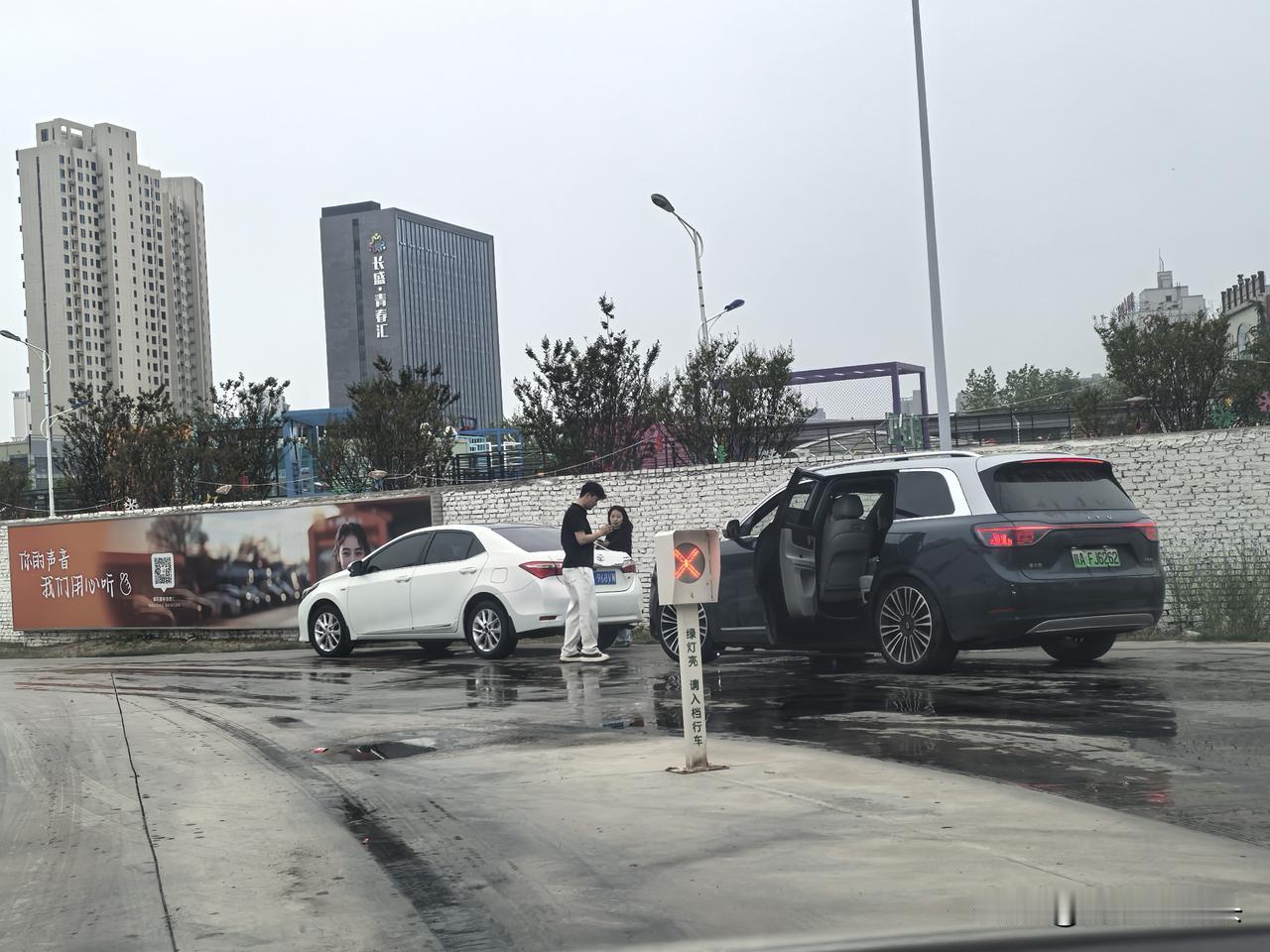 当时是下午5点半，小编来到这家加油站洗车。一进去，就发现好多车都在那儿排着队，小