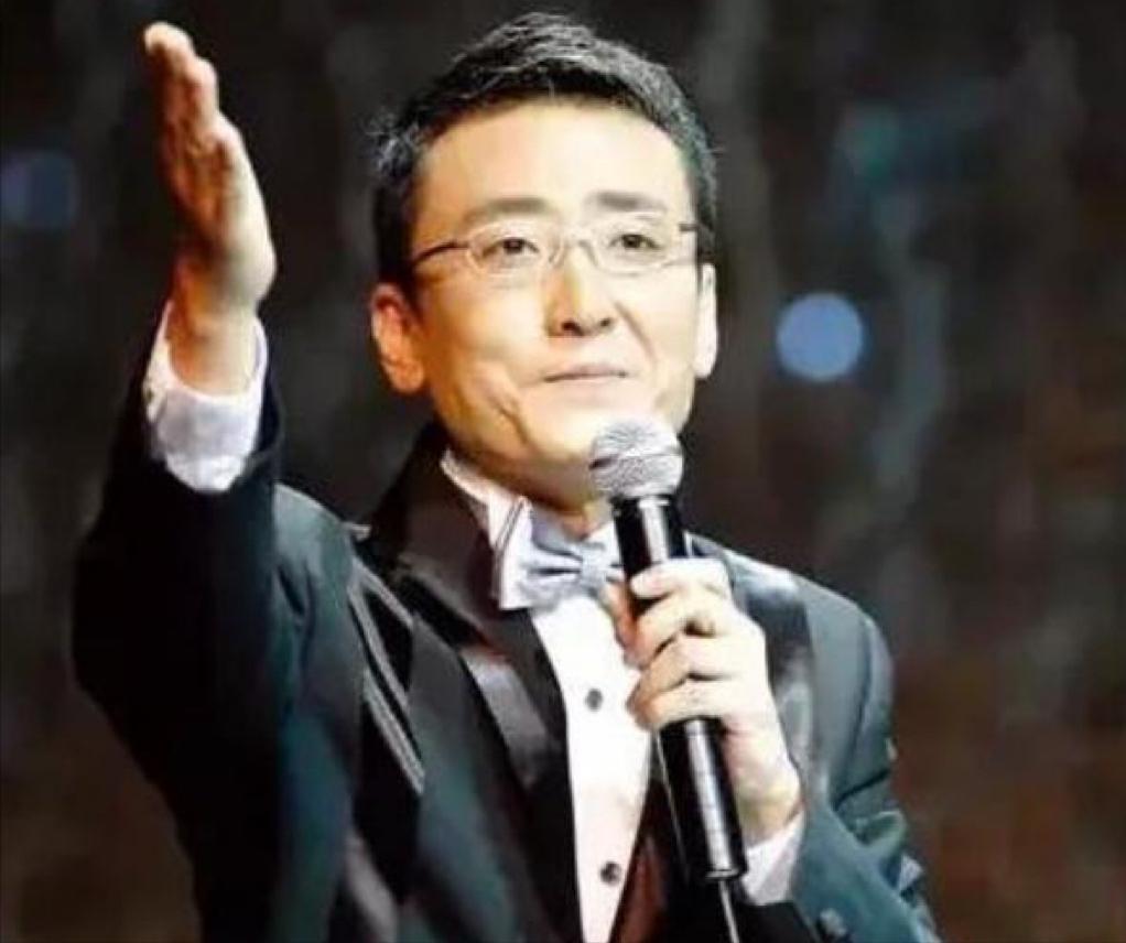 传闻，1998年，窦文涛收了20w酬劳，帮一位富商主持婚礼。婚礼结束后，富商跪下