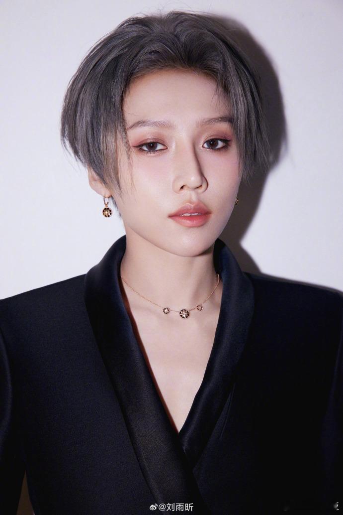 王嘉尔刘雨昕托脸杀刘雨昕的帽子可以为欧阳娜娜撑伞 冷萌脸届最权威的主理人之一刘雨