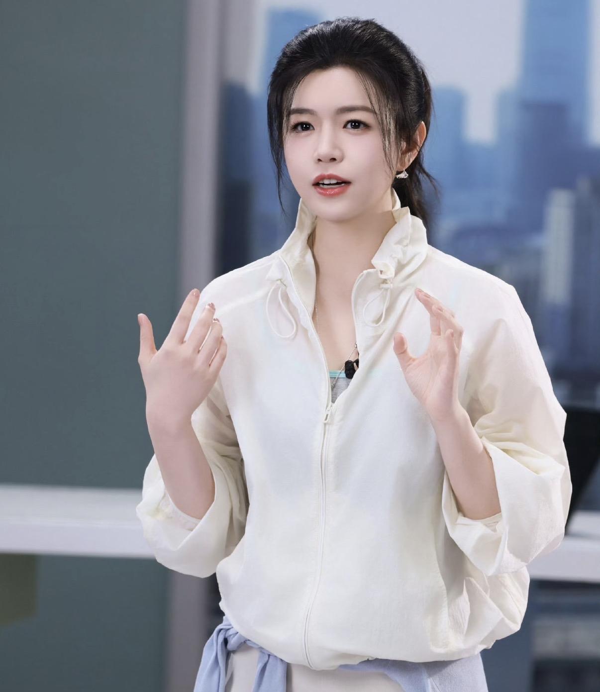 陈妍希被一个网友追着骂了七年，

在微博上从2018年4月骂到2025年3月，