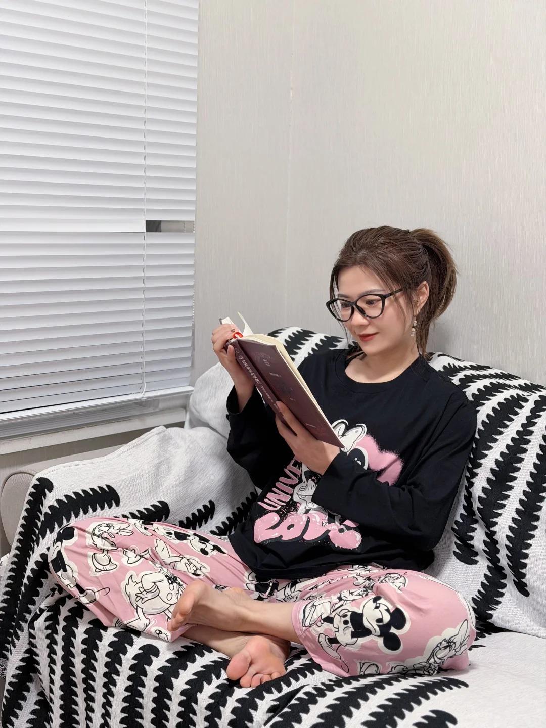 不必追着光跑，不必借谁的风，我们都可以，自己长出硬翅膀。在无人看见的时光里沉淀，