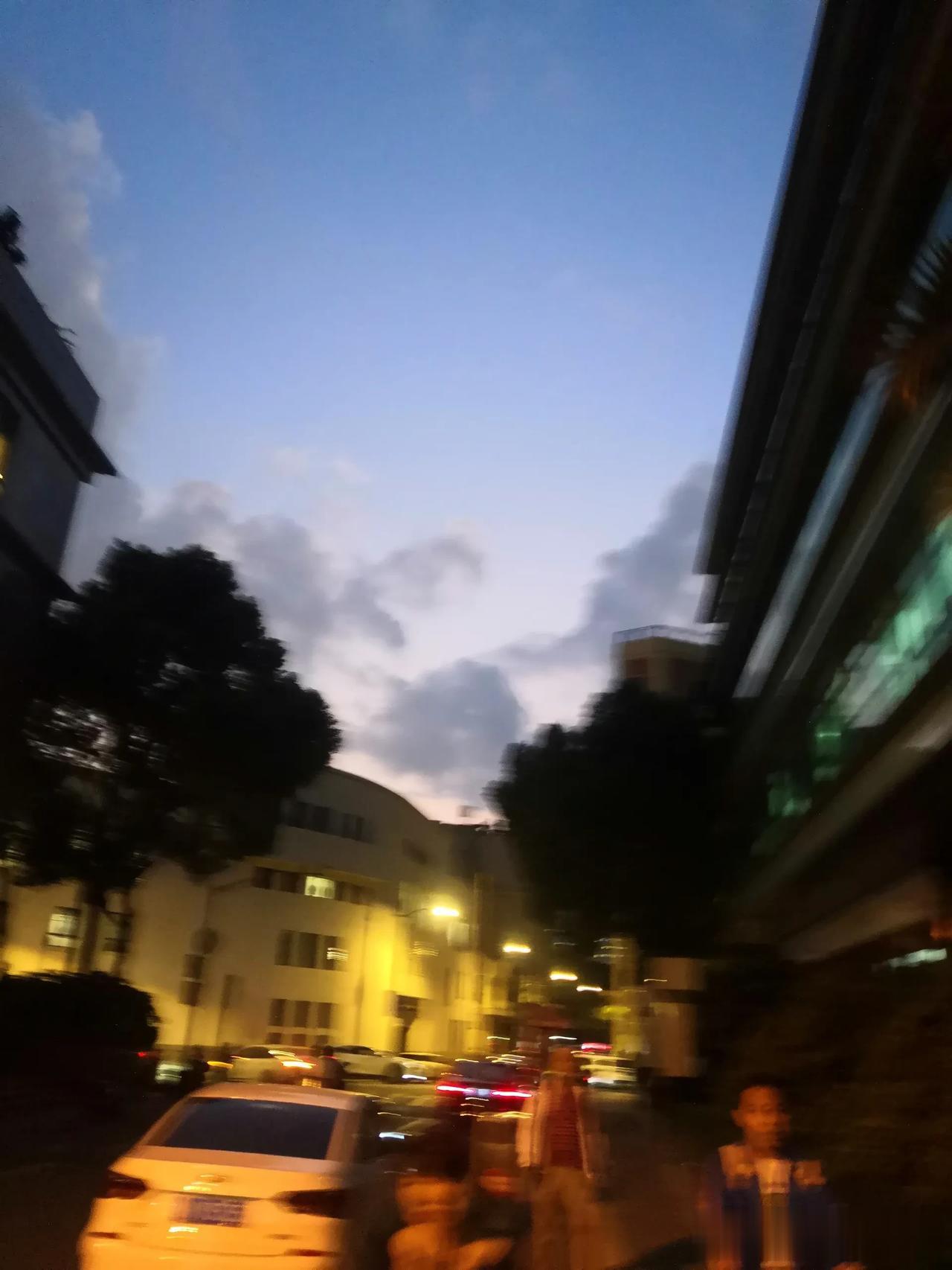 早上好！人生只有自己能成全自己，当你修得一身本领，自然无惧风雨。或者说当你对别人