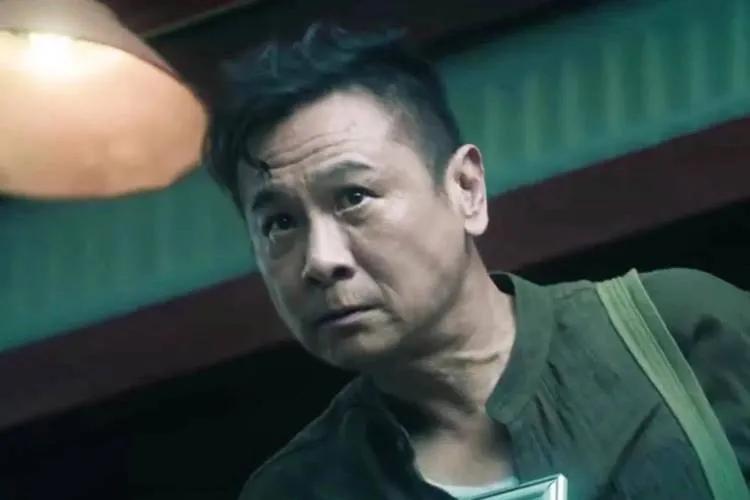 港片“狠人”现身《扫毒风暴》，让人直呼过瘾！“加钱哥”郑浩南饰演毒枭K哥，西装革
