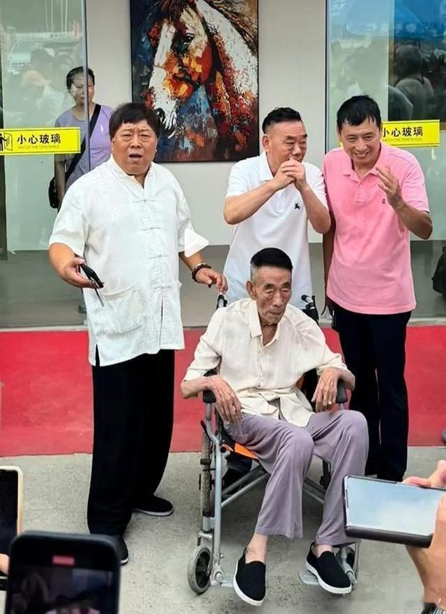 94岁相声大师杨少华，生命最后几小时，竟是在酷暑中为一个火锅店剪彩。这事儿，怎么
