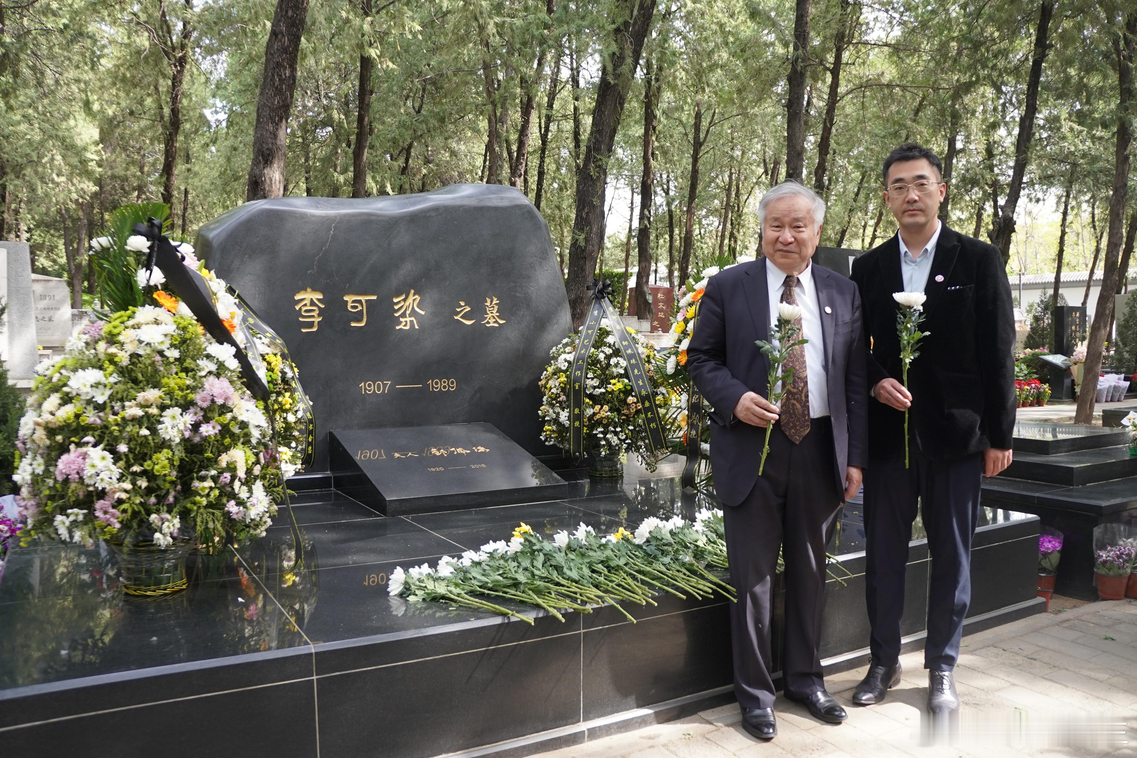 随李庚院长祭拜李可染先生，邹佩珠先生，李小可先生，还有欧阳中石老爷子。篆刻[超话