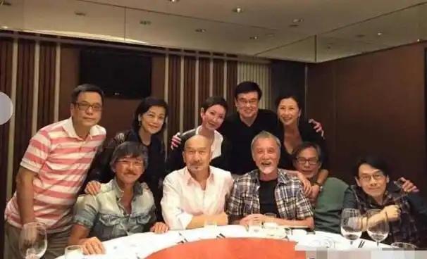 一众港星老友聚会的合照：

我一眼就认出了戴着打孔眼镜、穿着牛仔半袖的林子祥与其