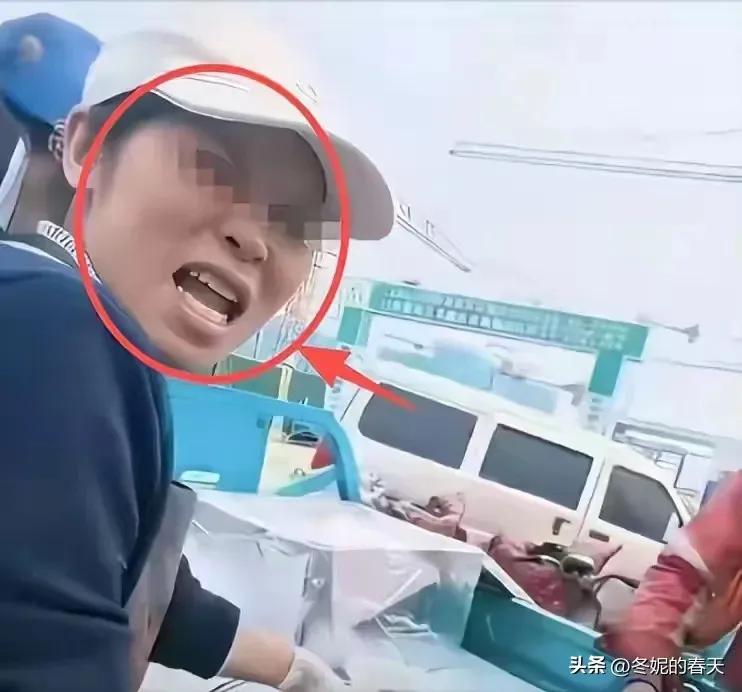 火遍全网的“倒饭姐”已经获得小伙原谅，但她的噩梦才刚刚开始。她以为赶走了卖卤肉饭