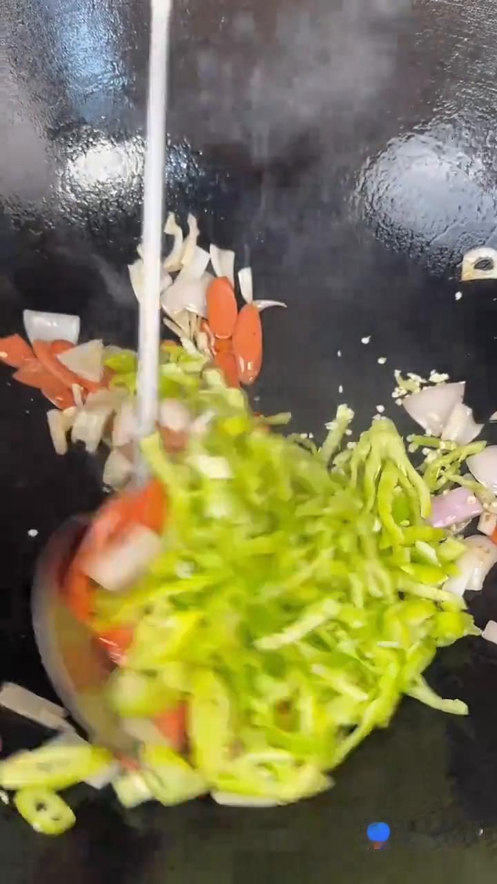 妈，这上午了吃什么饭？家里还有点剩蒸馍，刚好有点辣椒，你陪着瞧瞧。就是今年辣椒长