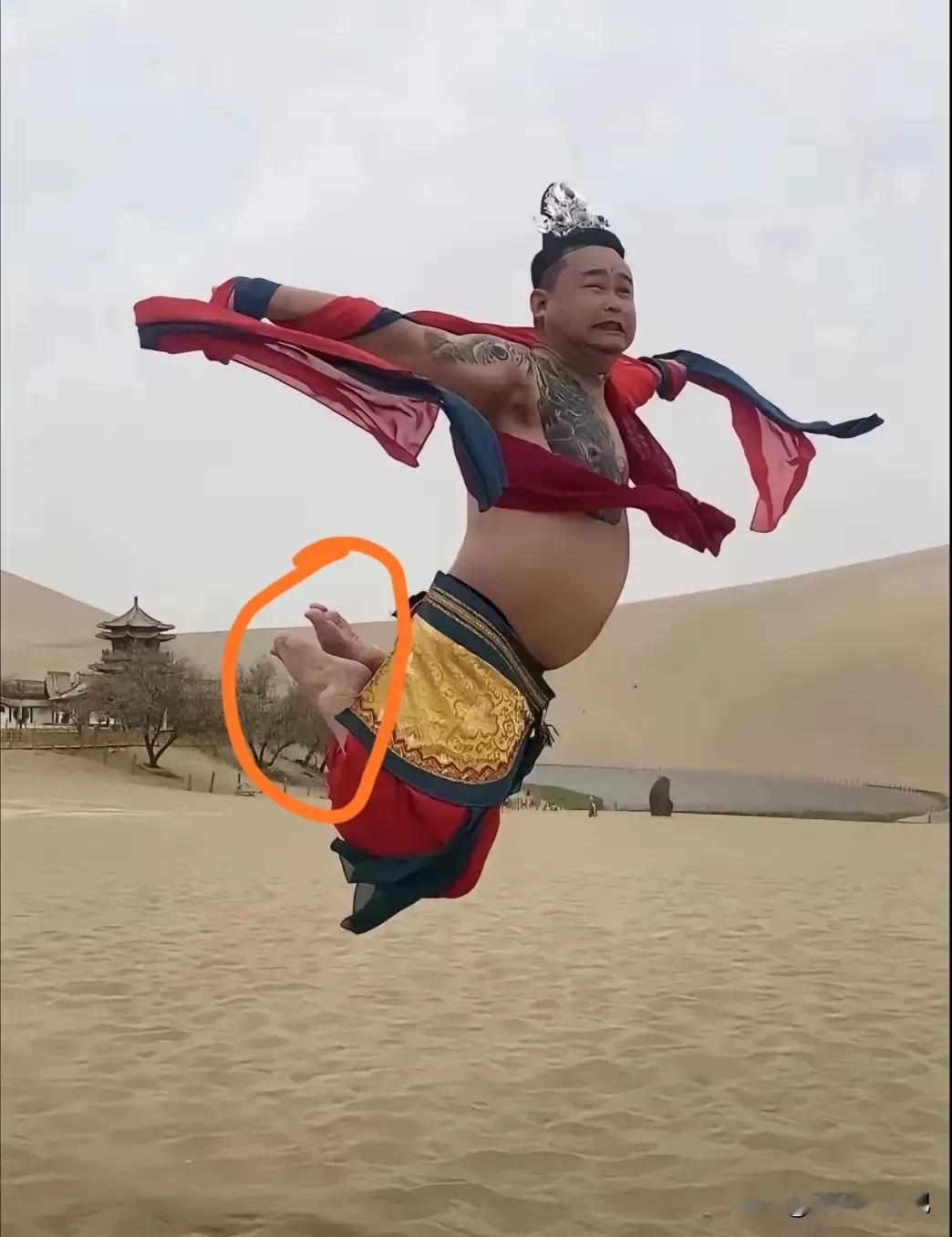 说真的，
这摄影师抓拍的技术还不错，
把好端端一个人拍成了残疾人，
不细看，
还