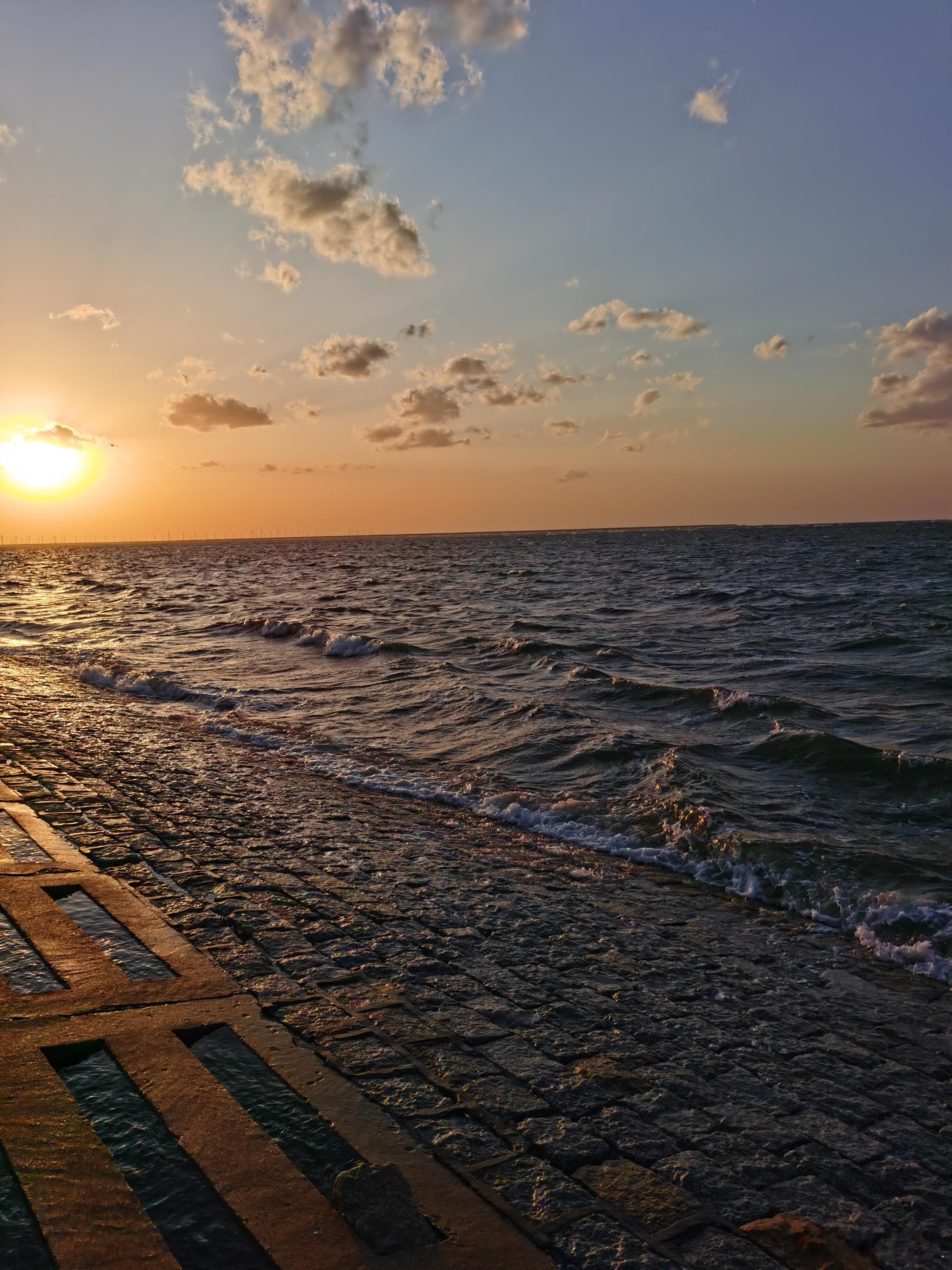 昨天听房东的猫唱，再也没有见过那么美的日落，我想起我上次见到最美的日落，还是在山