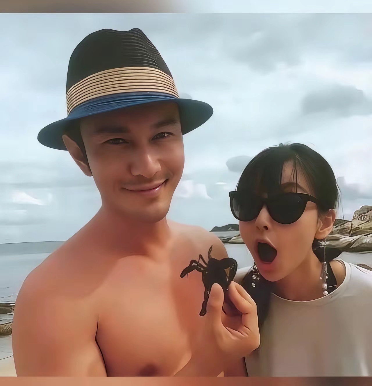 十年前黄晓明和杨颖的一张赶海照片，不得不承认，黄晓明那时的肌肉是真发达！ 