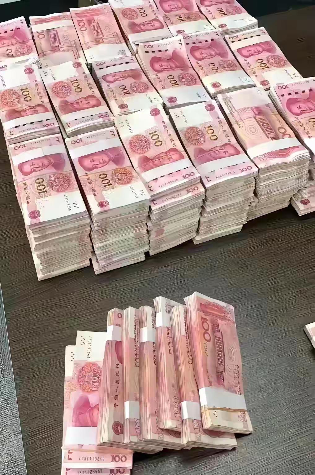 我觉得成年人的底气很大程度来自钱。钱能应对意外，让我们做选择时更自由，不用为了生