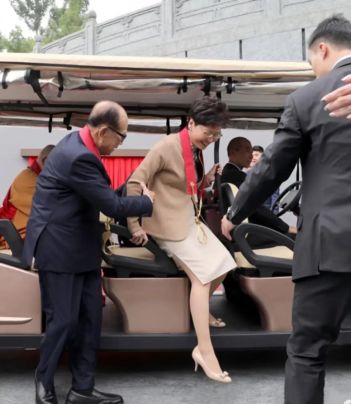 97岁的“香港首富”李嘉诚搀扶林太下车，看来在权利面前什么都不是，就算你再有钱，