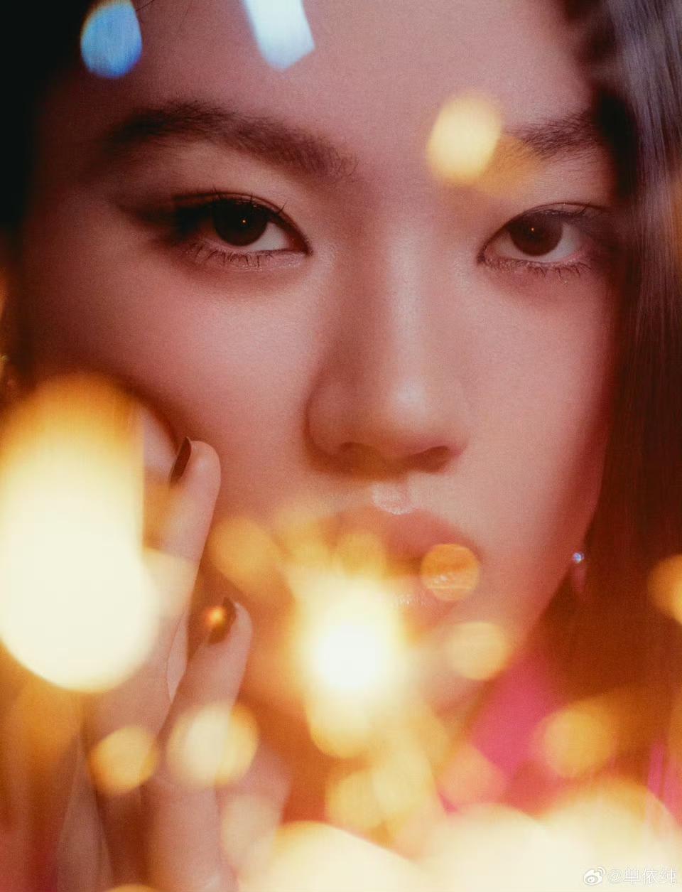 单依纯道歉了，李荣浩接受了道歉并表示不需要赔偿，李荣浩真的是体面人。但是在这起热