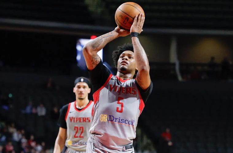 火箭二队毒蛇的先发得分后卫约翰-奈特三世（John Knight III）在面对