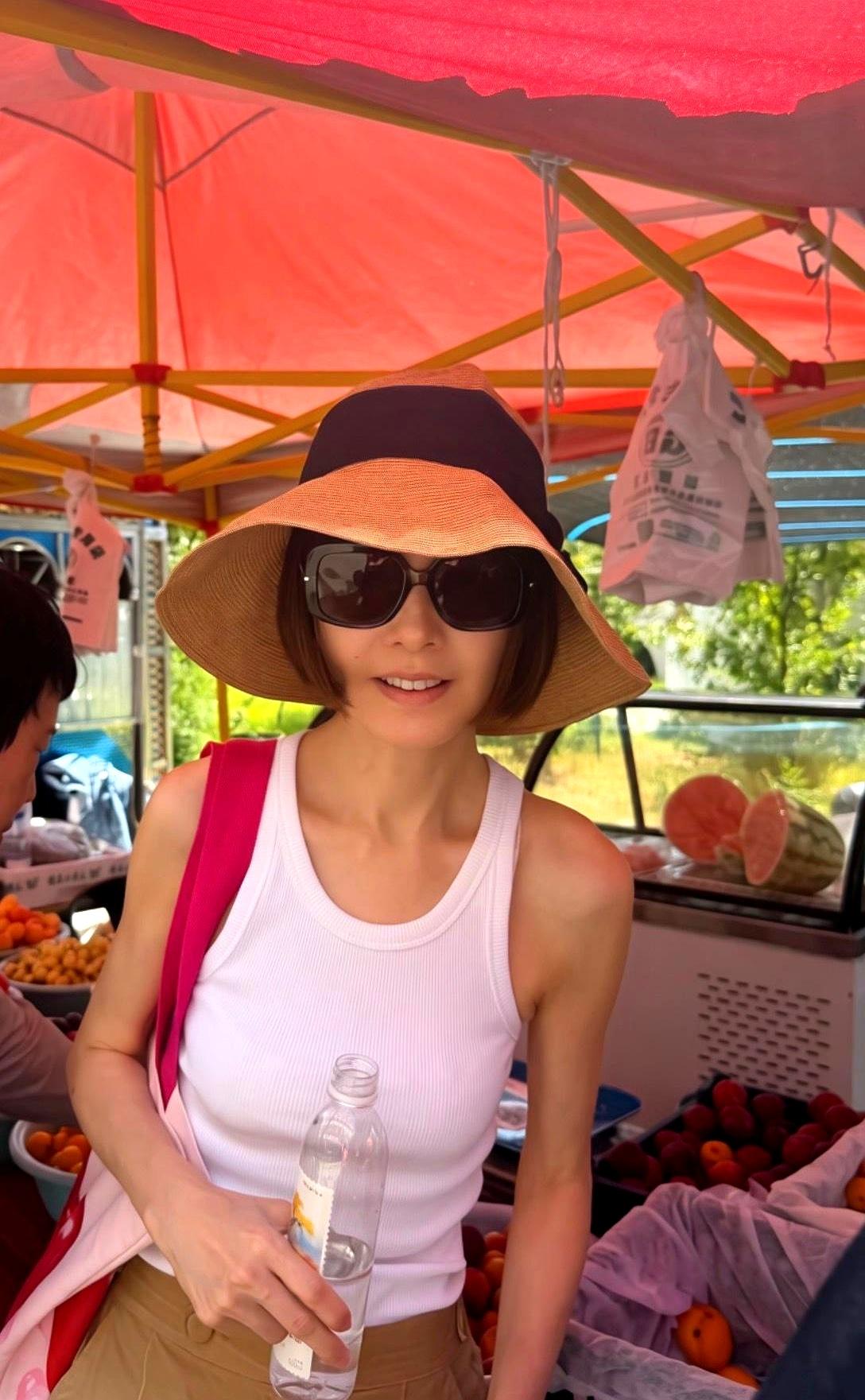 “你这胳膊没肌肉啊？”惠英红捏着鲁豫笑，却补一句：要不要听实话。
年轻时她是武打