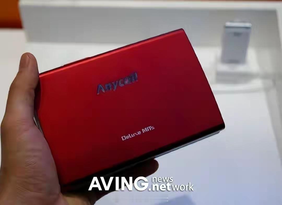 三星最早的三折叠手机，结合了手机、UMPC、PMP、PDA等设备的特点，搭载微软