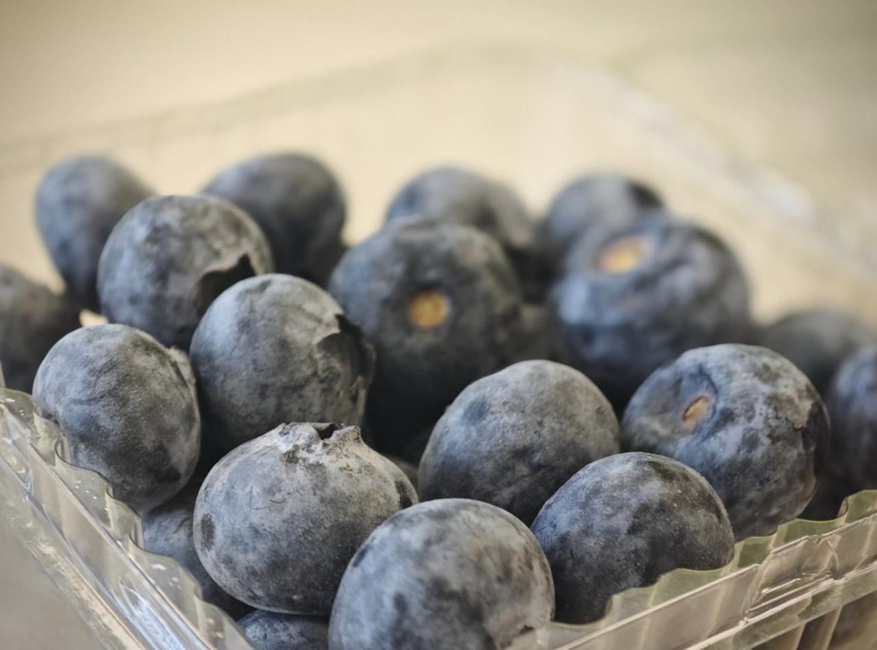 终于弄明白了
为什么蓝莓价格暴跌了？
这走势，看过去，简直和最近的黄金一模一样，