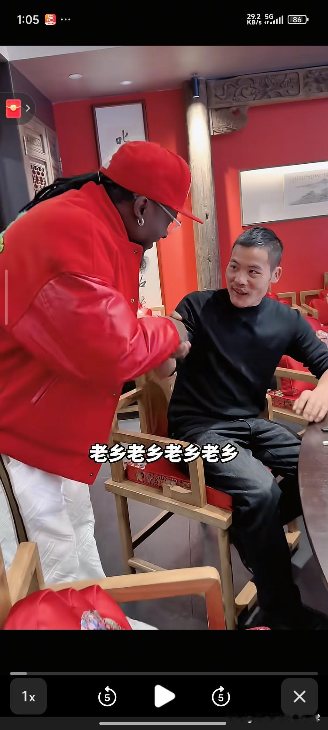 刀疤哥当场懵了！这口音比本地人还地道
 
刷到个视频直接笑喷！黑人老哥顶着红帽子