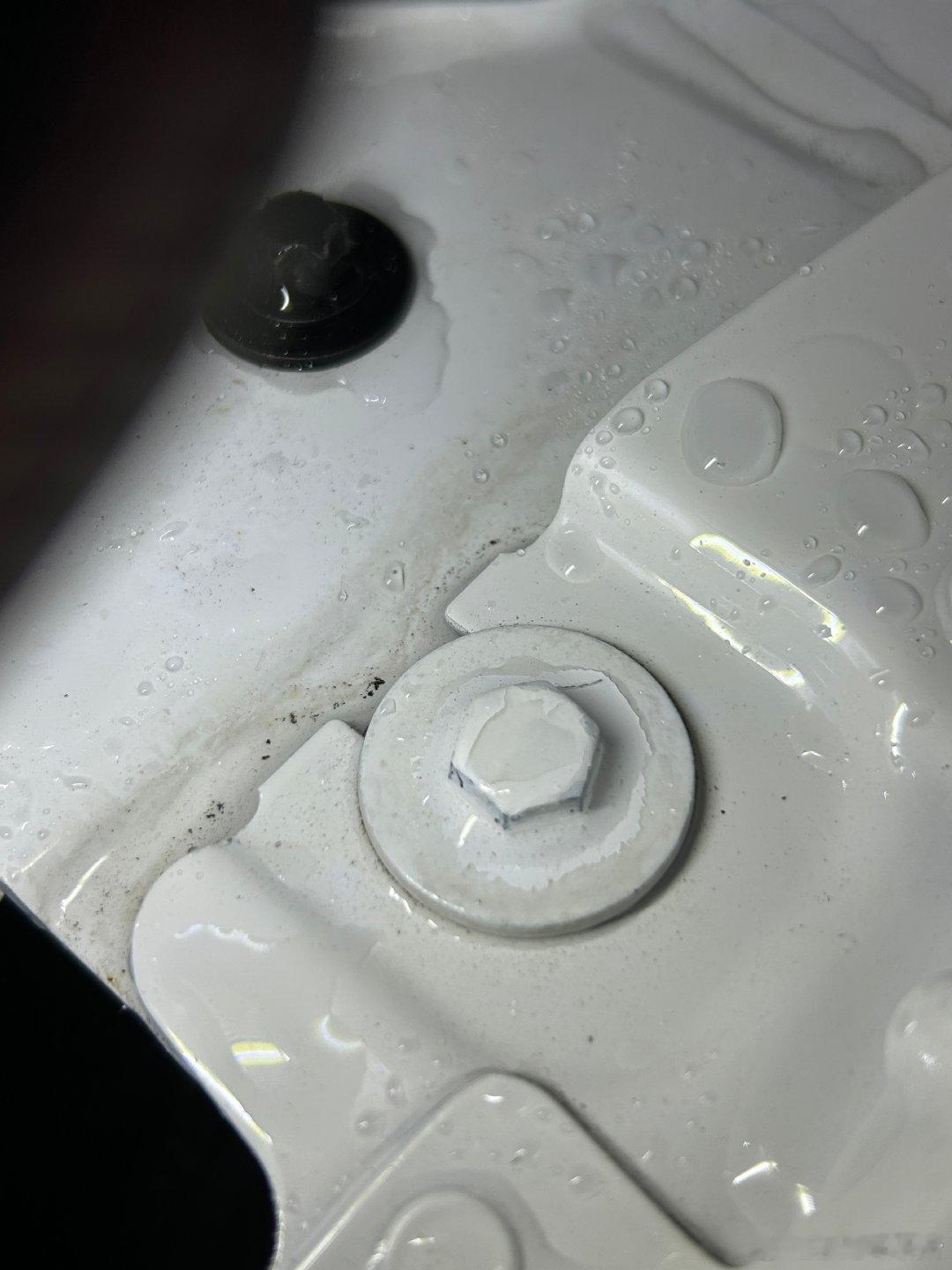 今天在另一家洋人车行遇到了另一辆事故奔驰... 这次是英国进口过来的。右前大灯更