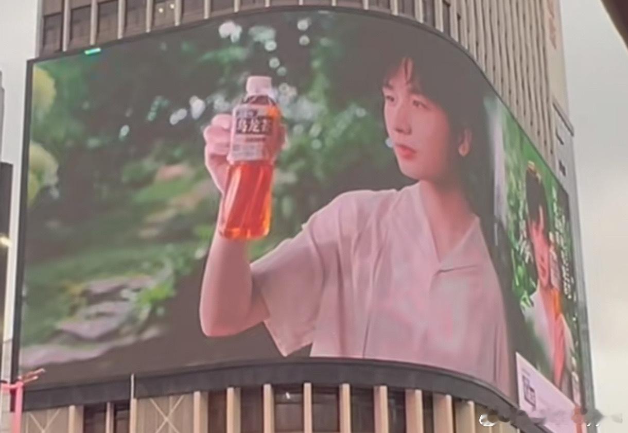 这是ee那个乌龙茶的地广，看起来不太好喝的样子，你们喝过吗？ ​​​