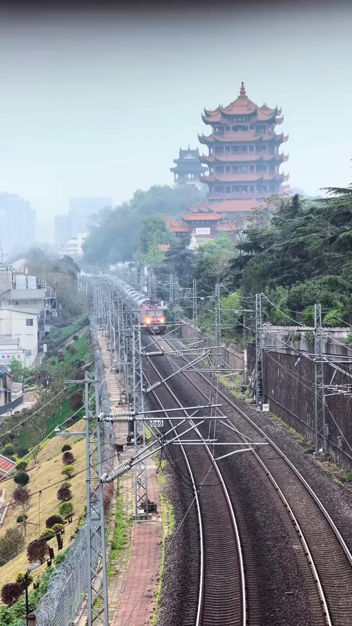 由武汉开往杭州西方向去的高三二四八次列车已经开始检票。