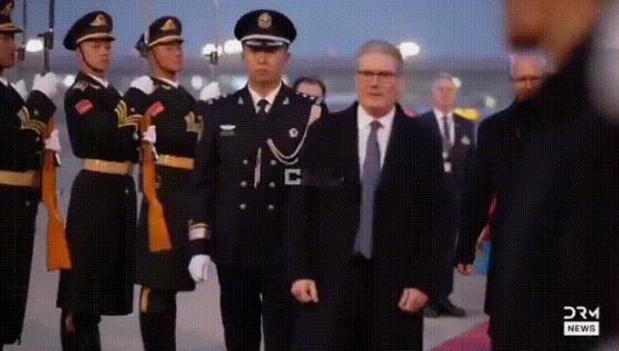 英国首相斯塔默这是咋回事儿，到了北京就不会走路了吗？

这画面，确实有点意思。英